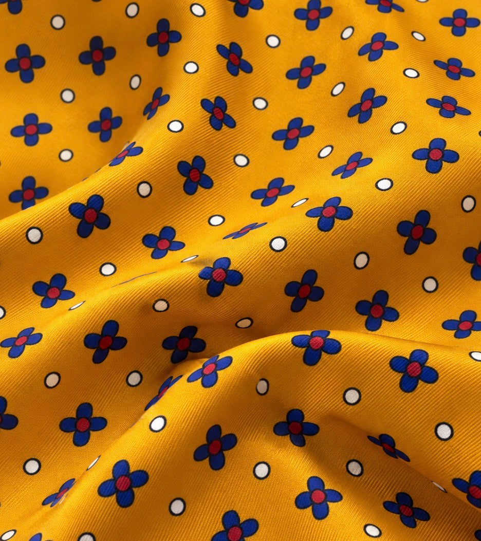 Einstecktuch in Senfgelb mit blauem Blütenmuster und weißen Punkten