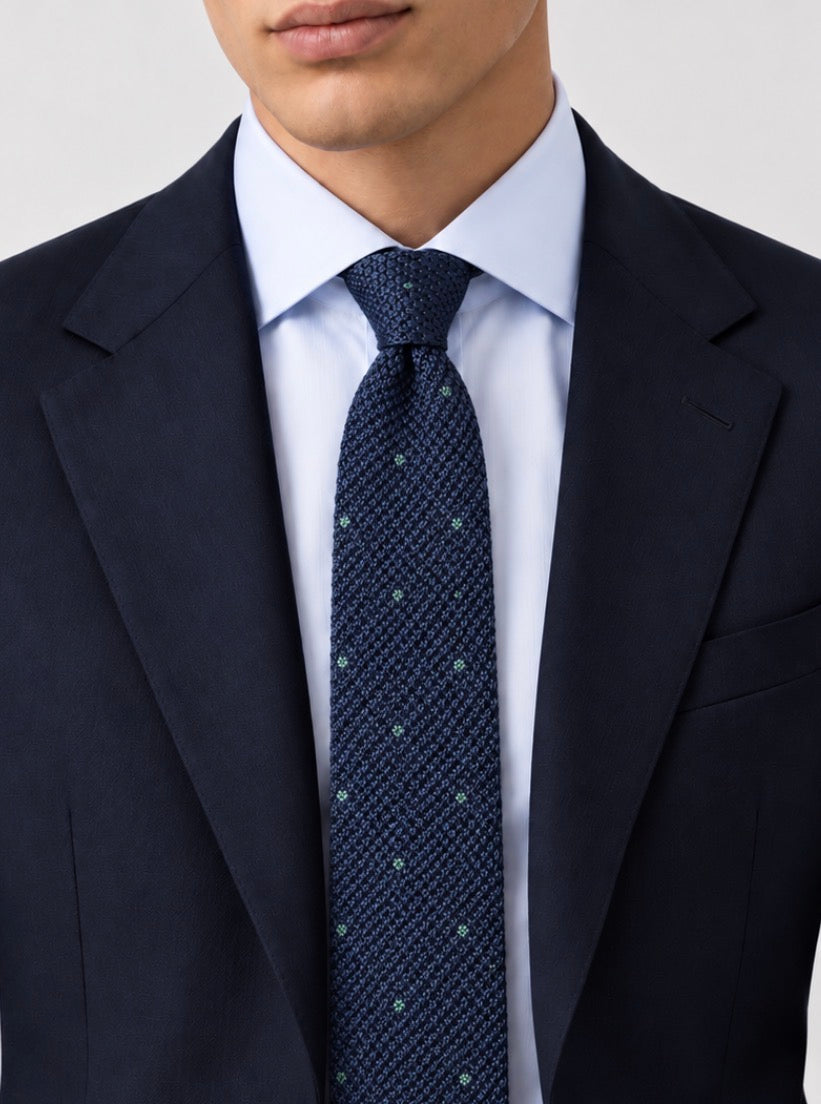 Strickkrawatte Navy mit grünem Punktmuster