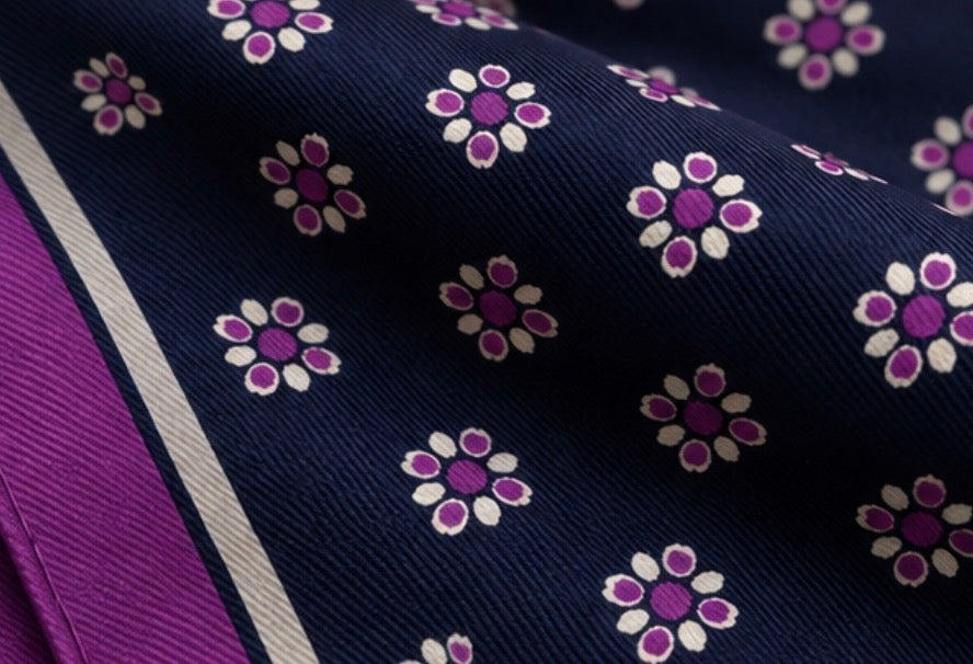Einstecktuch Dunkelblau mit kleinem Blumenmuster in Lila & Weiß
