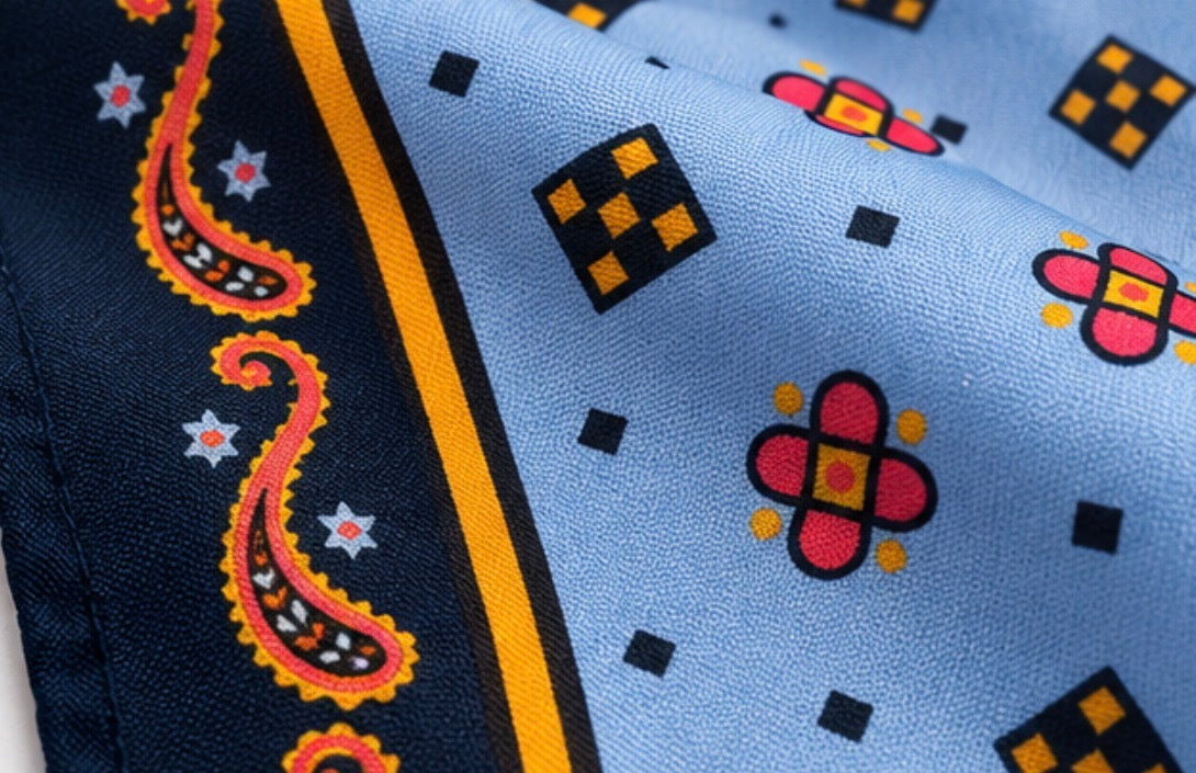 Einstecktuch Hellblau mit geometrischem Muster & Paisley-Bordüre
