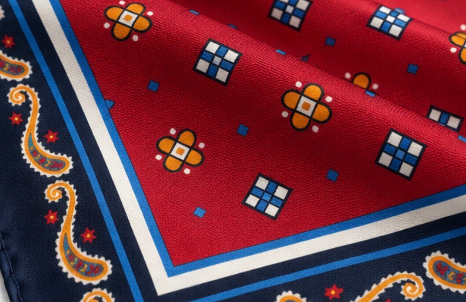 Einstecktuch Rot mit geometrischem Ornamentmuster und Navy-Rand
