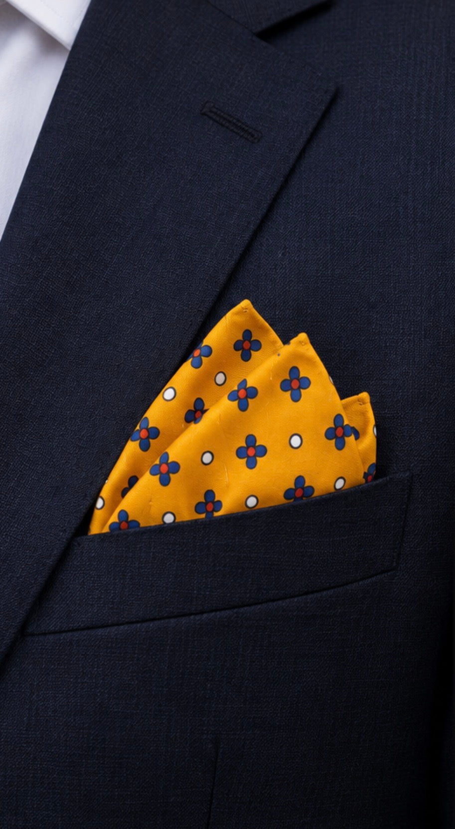 Einstecktuch in Senfgelb mit blauem Blütenmuster und weißen Punkten