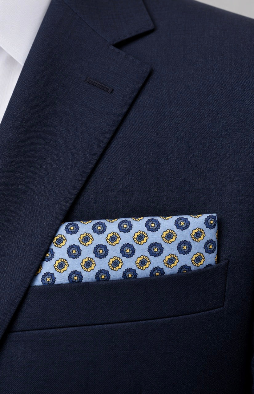 Einstecktuch Hellblau mit geometrischem Medaillonmuster in Navy & Beige