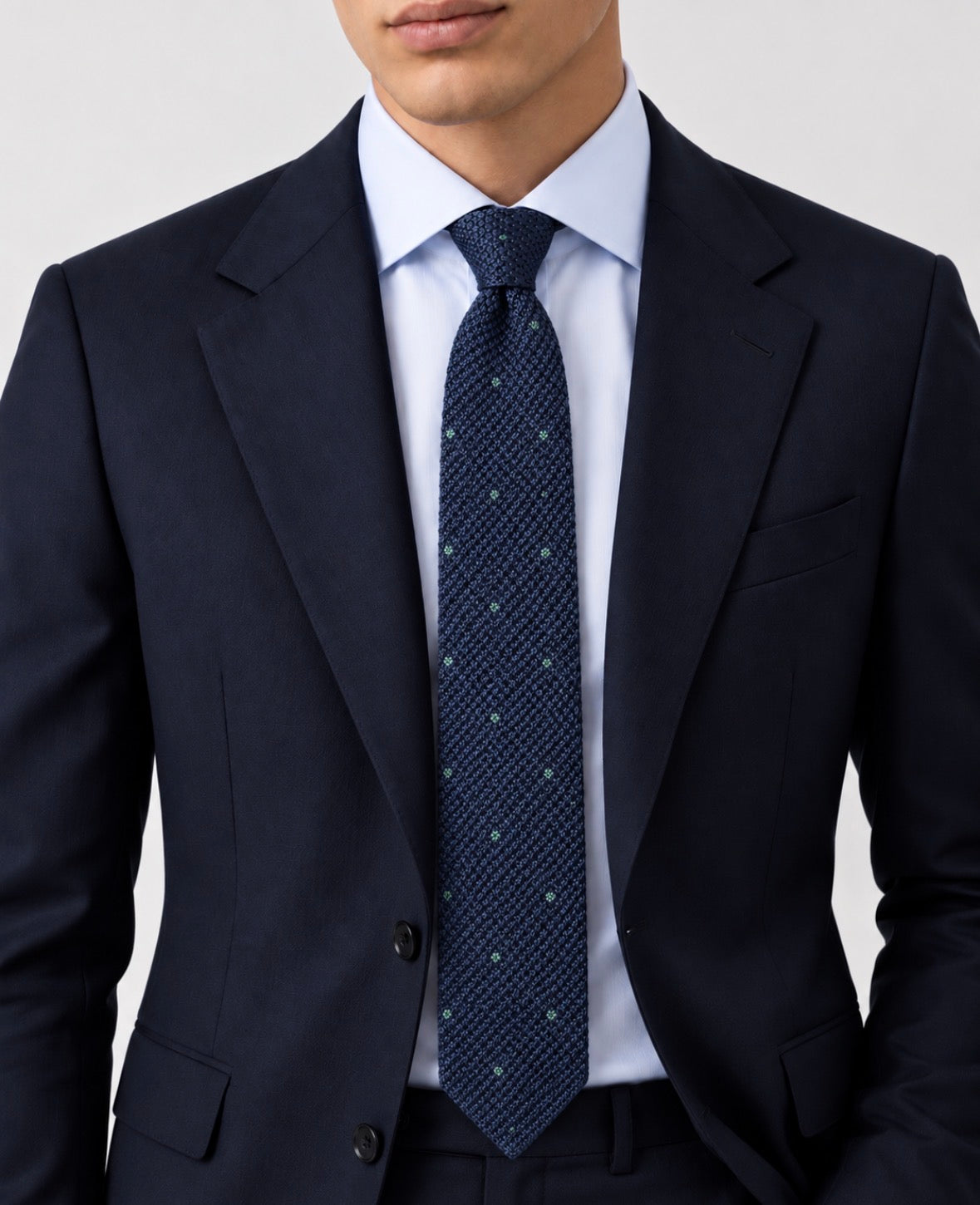 Strickkrawatte Navy mit grünem Punktmuster